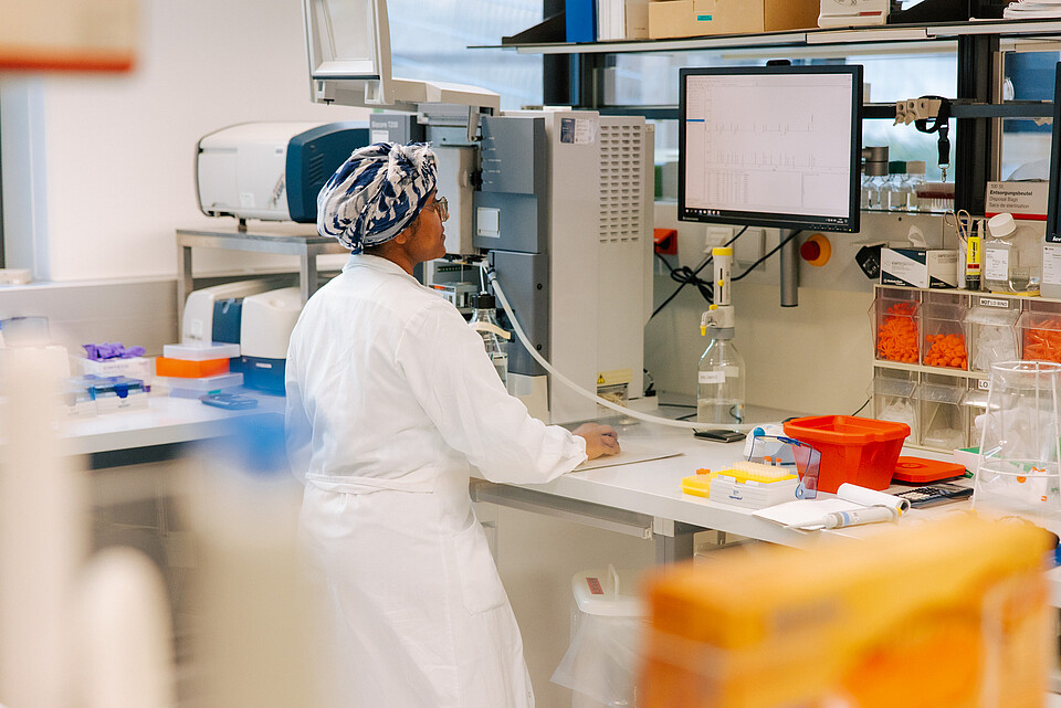 Vienna Science A female scientist working at a computer in a lab.
