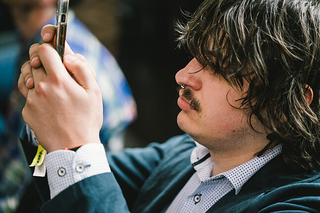 Ein Mann fotografiert etwas auf der ViennaUP