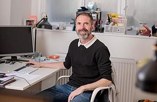 Sascha Hümbeli, Gründer von Torland sitzt in seinem Büro.